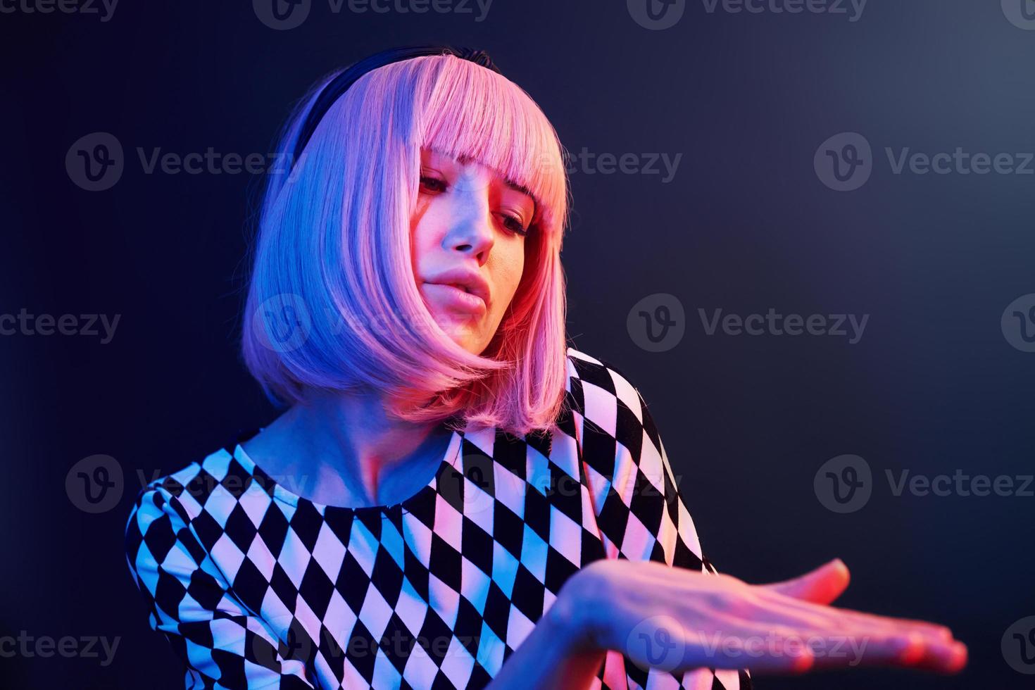 retrato de jovem com cabelo loiro em néon vermelho e azul no estúdio foto