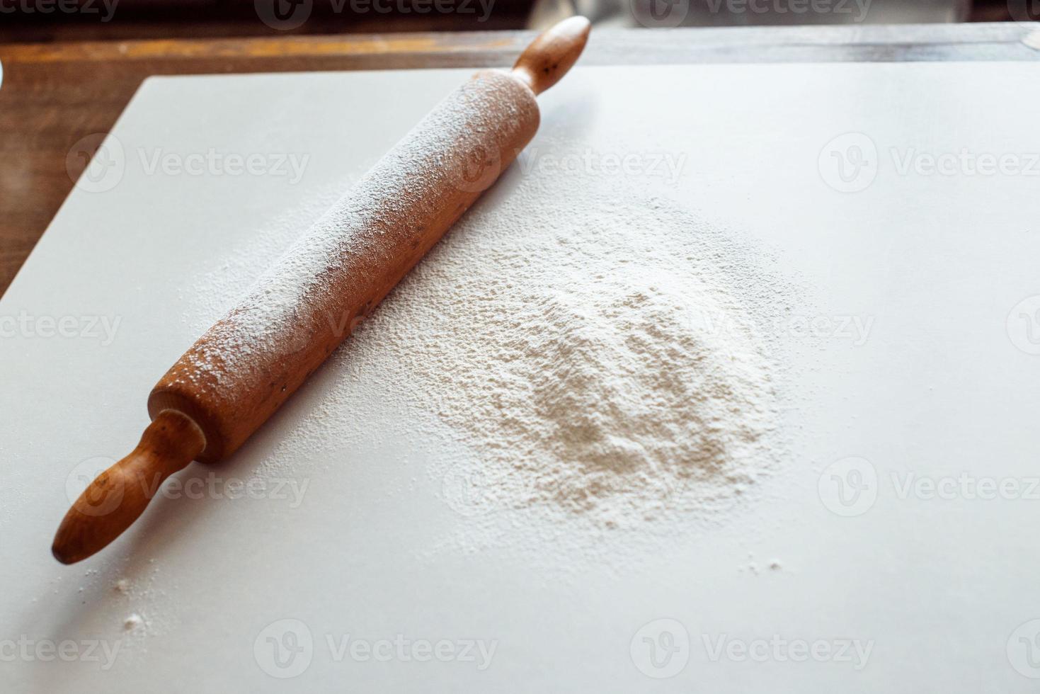 rolo de massa com farinha de trigo branca foto