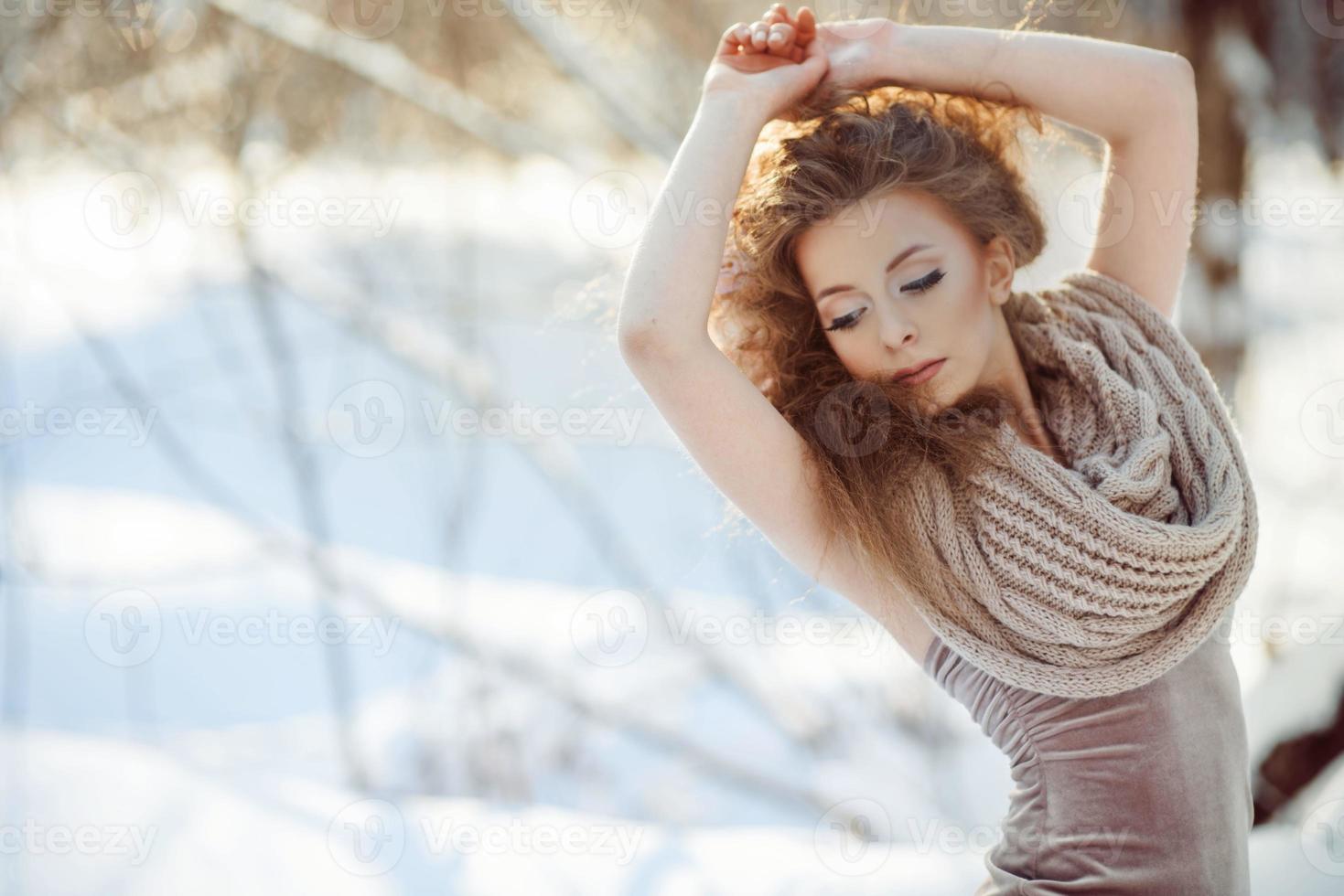 linda garota na floresta de inverno foto