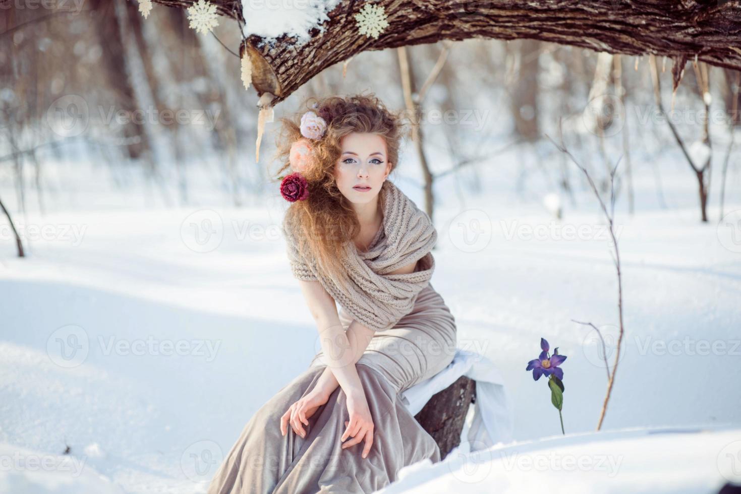 linda garota na floresta de inverno foto