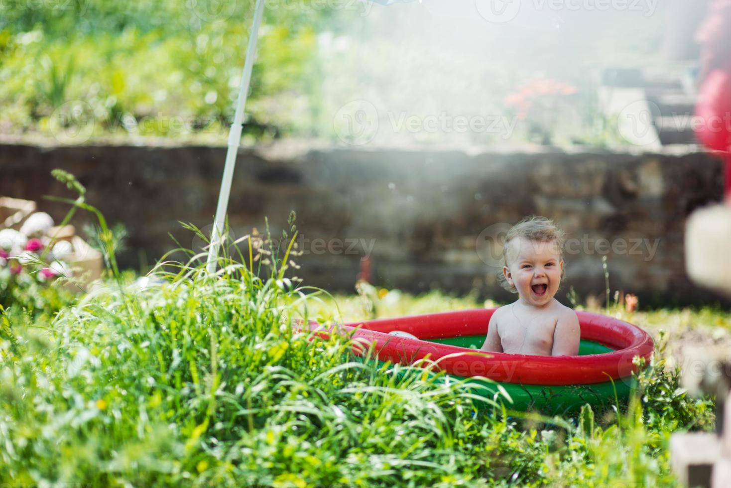 menina nadando na piscina foto