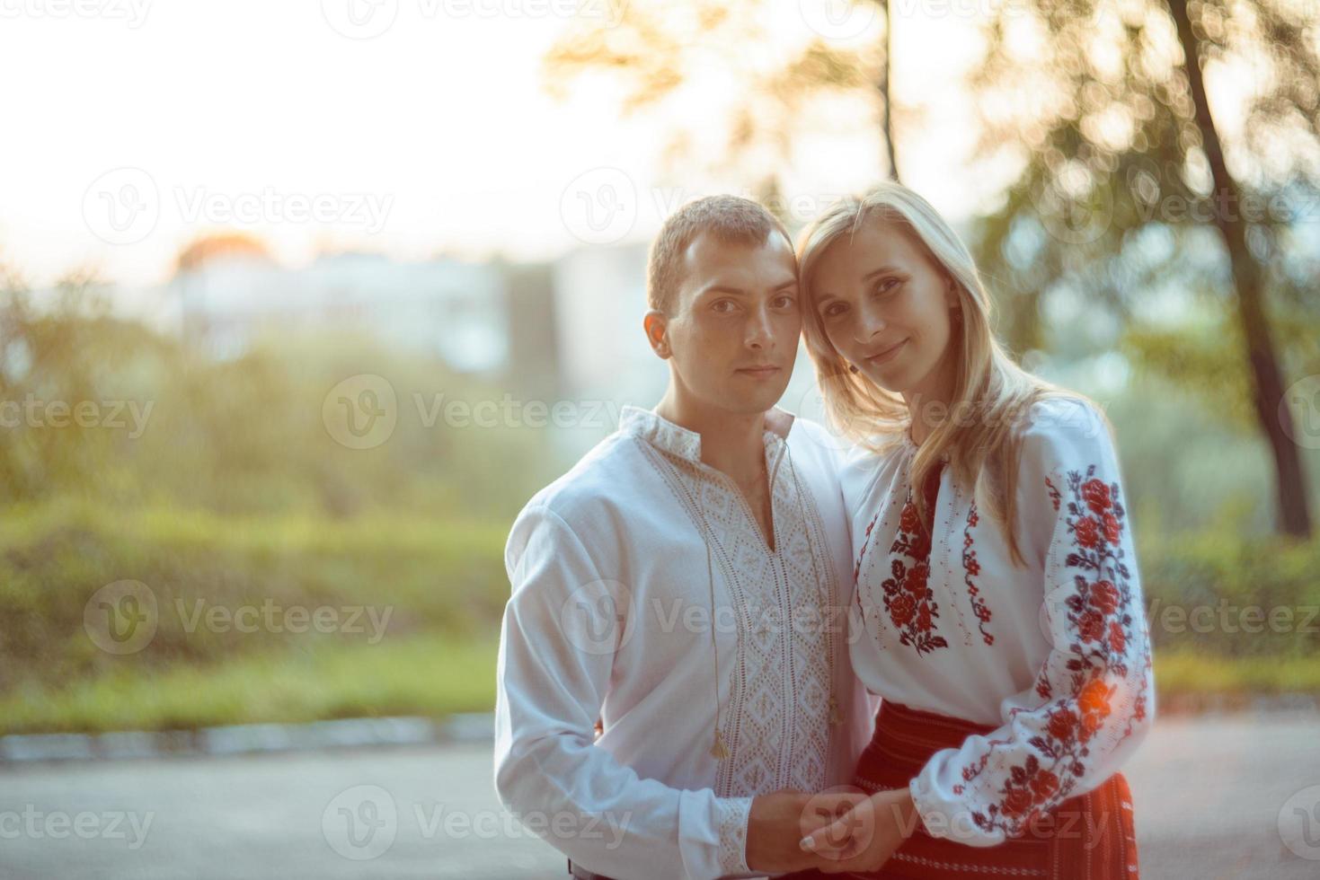 jovem casal romântico em roupas nacionais da ucrânia foto