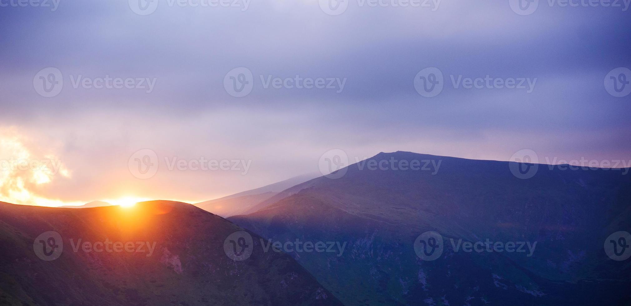 belo pôr do sol nas montanhas foto