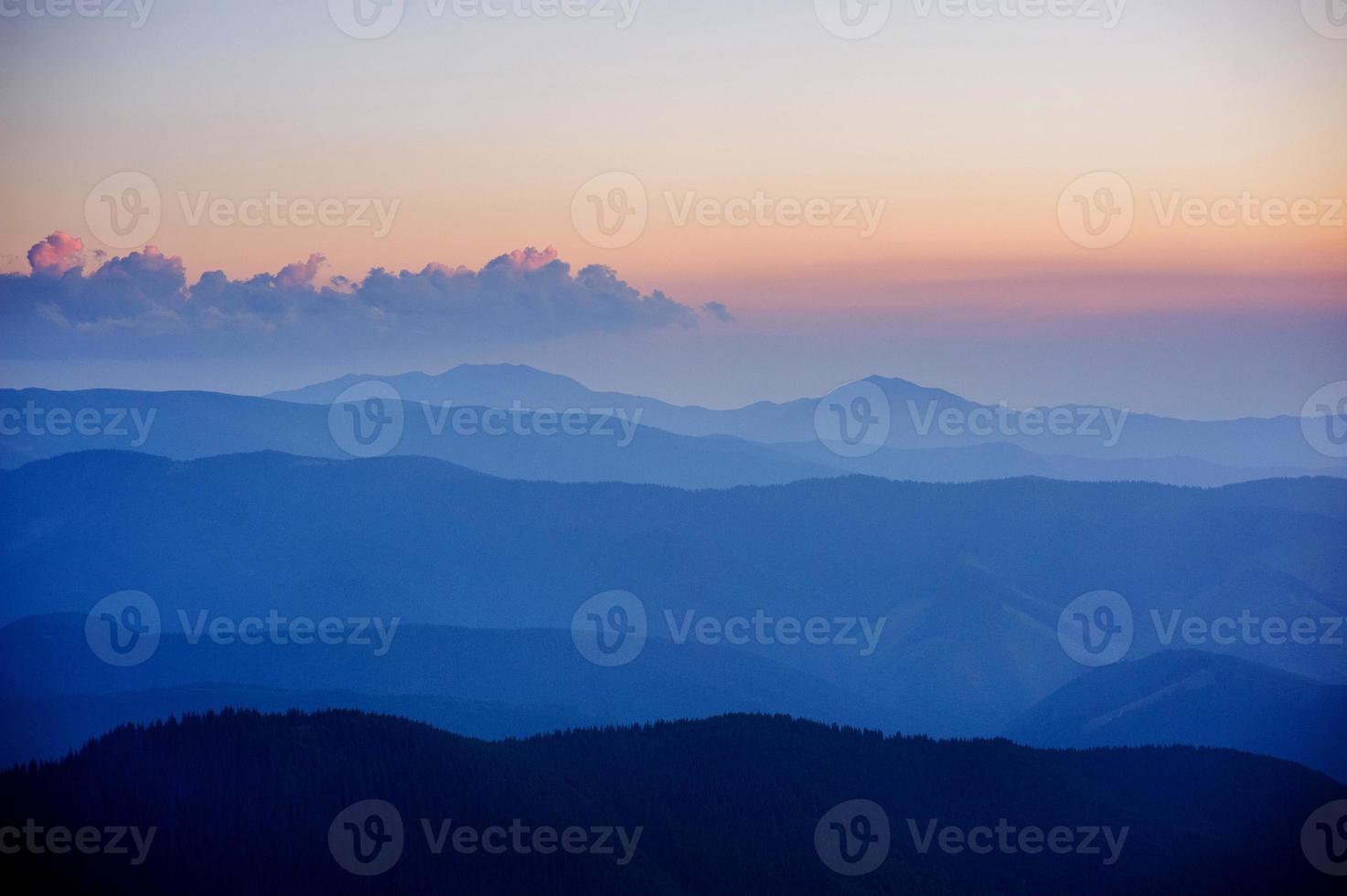 belo pôr do sol nas montanhas foto