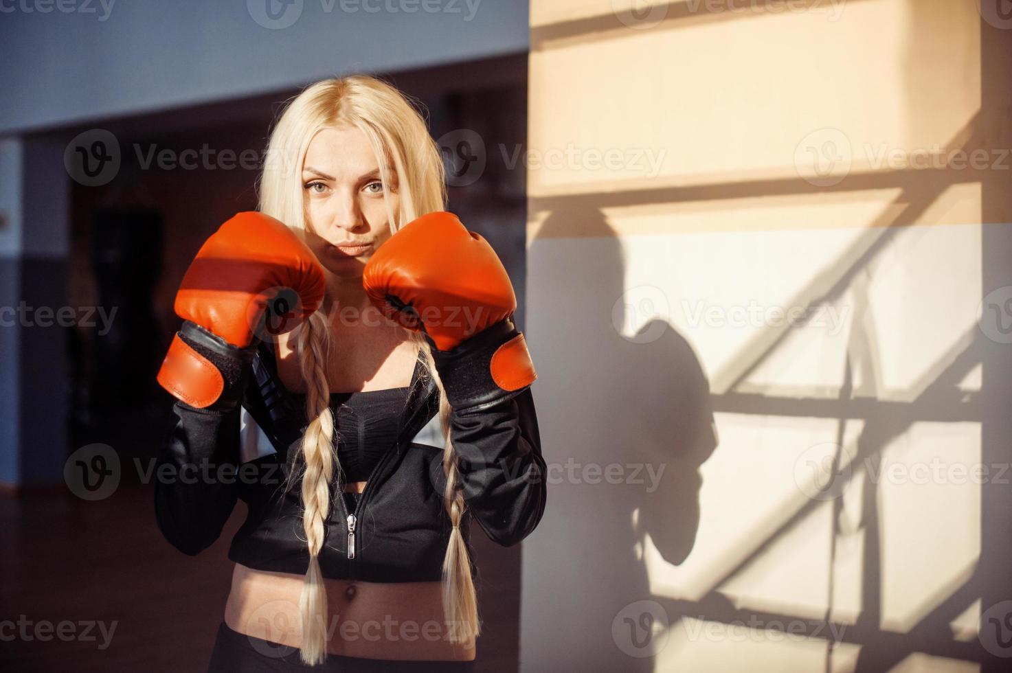 mulher bonita esporte com luvas de boxe foto