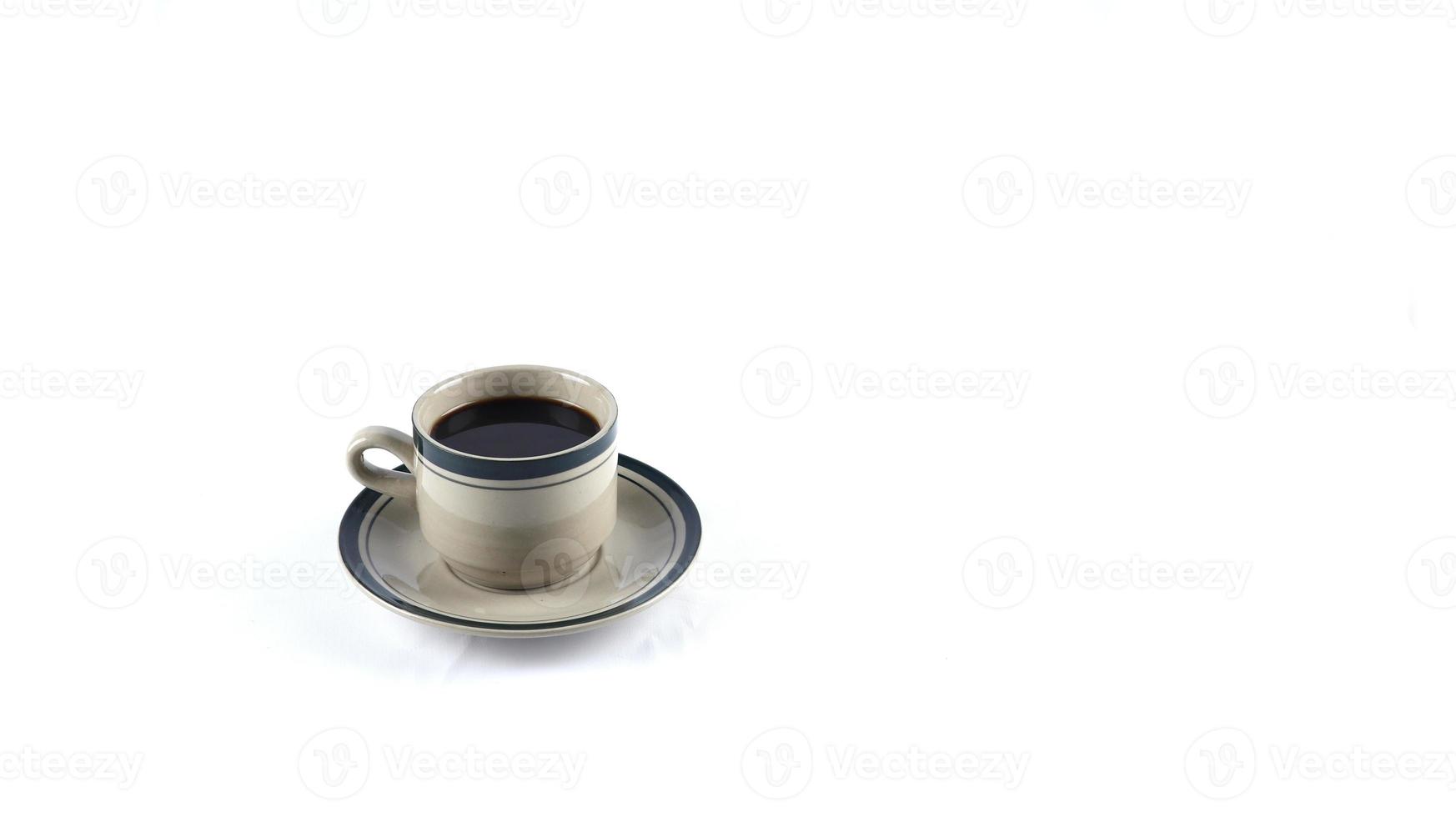xícara de café preto em um fundo branco. área de cópia foto