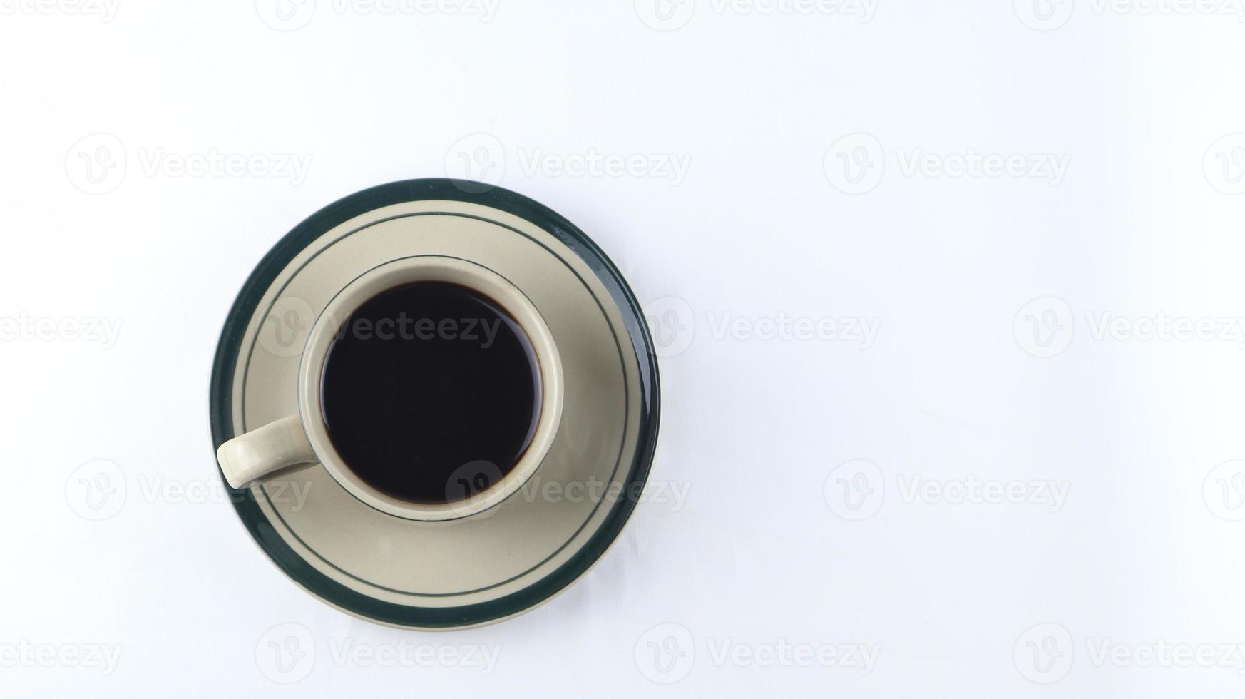 xícara de café preto em um fundo branco. área de cópia foto