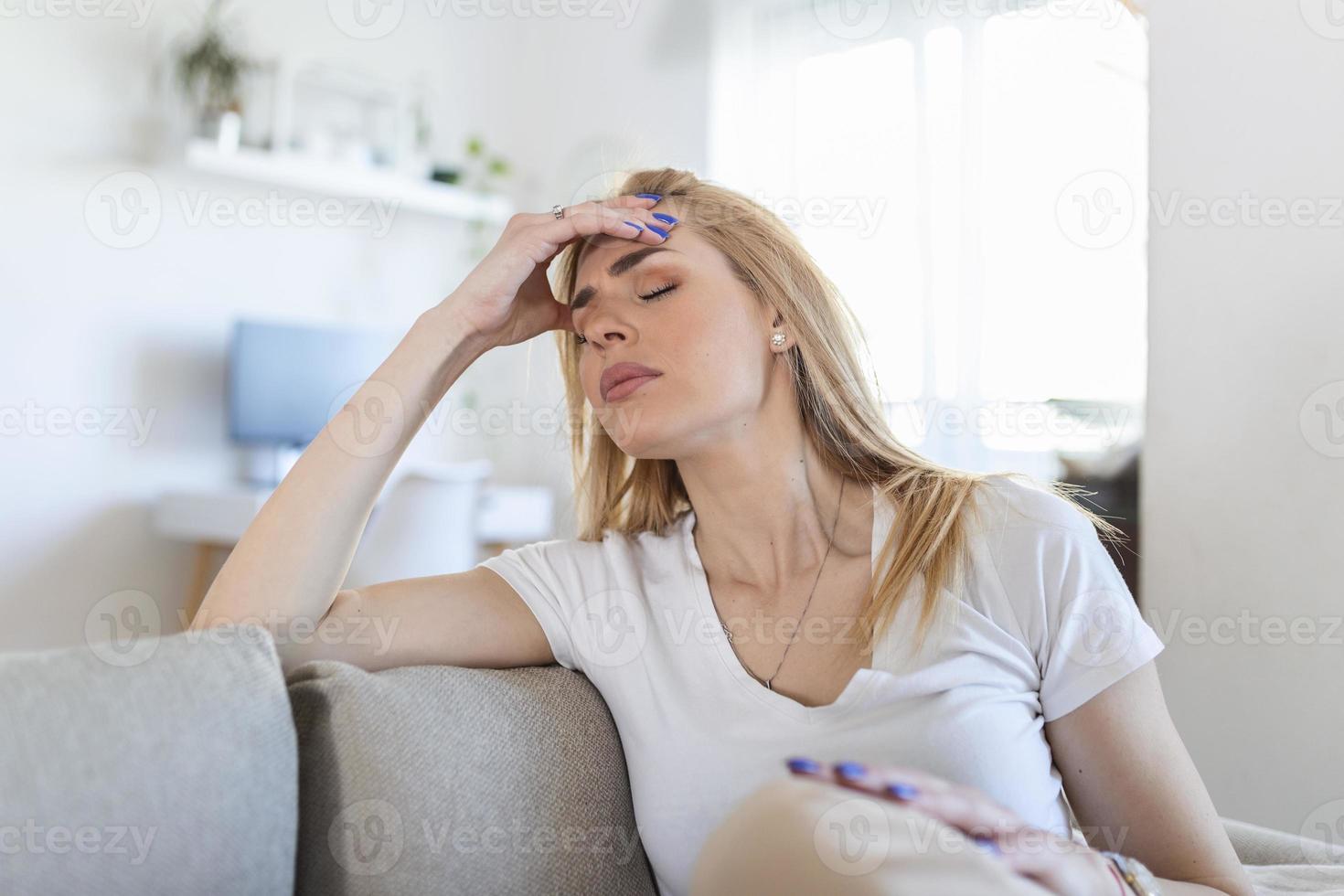 saúde e dor. estressada jovem exausta com forte dor de cabeça de tensão. retrato do close up da menina doente bonita que sofre da enxaqueca principal, sentindo a pressão e o stress. imagem de alta resolução foto