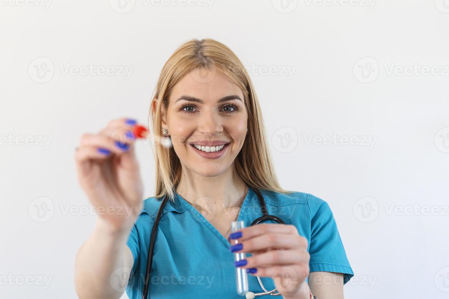 assistência médica segurando covid-19, kit de coleta de swab de coronavírus, usando luvas de proteção, tubo de ensaio para coleta de amostra de paciente op np, processo de protocolo de teste de dna pcr foto