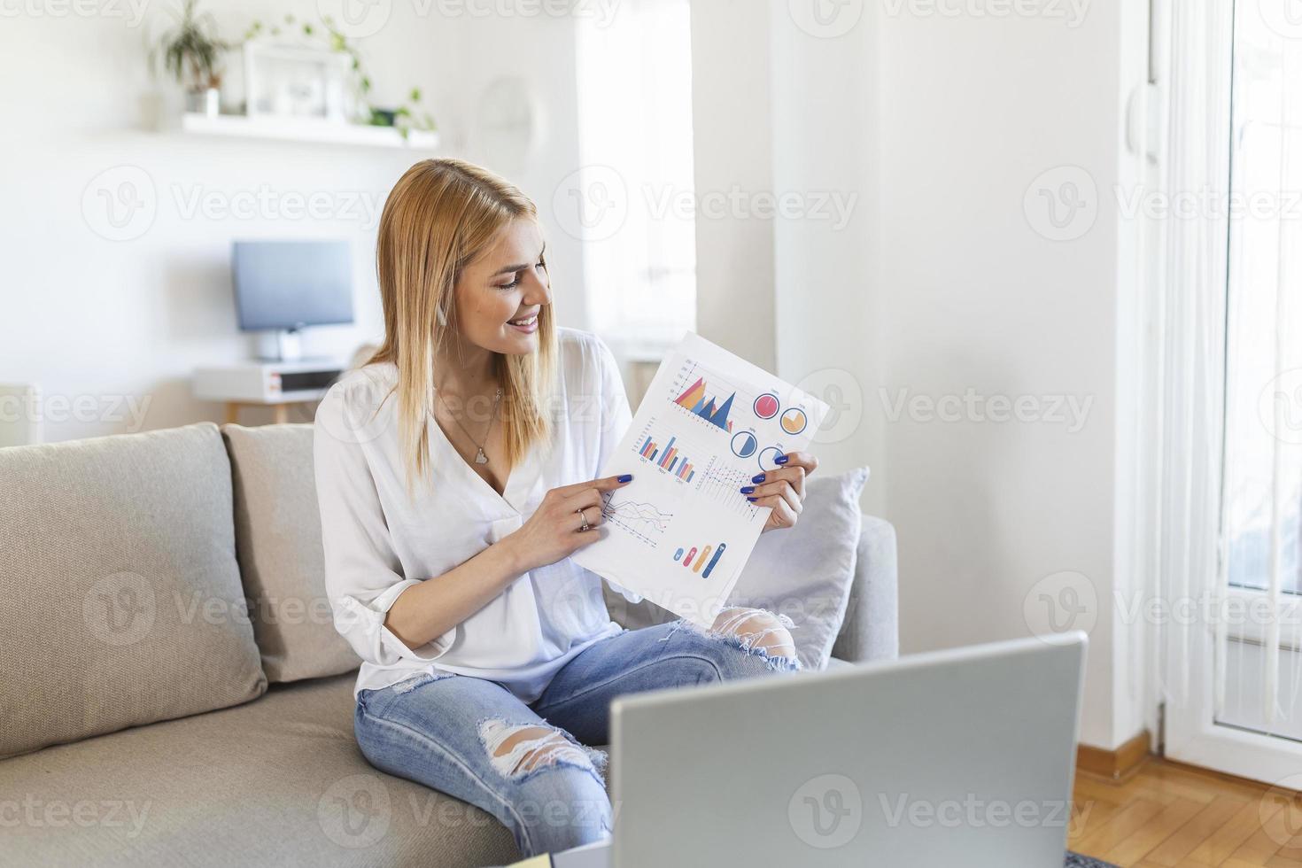 empresária focada apresentando tabelas e gráficos na videochamada online. mulher de negócios jovem tendo teleconferência com o cliente no laptop. mulher de negócios closeup trabalhando computador portátil interior. foto