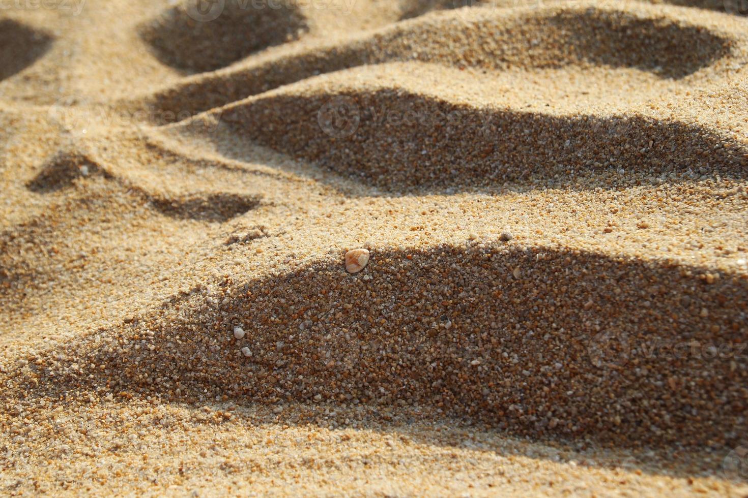 viajar para a ilha de phuket, tailândia. a vista de uma praia de areia em um dia ensolarado. foto