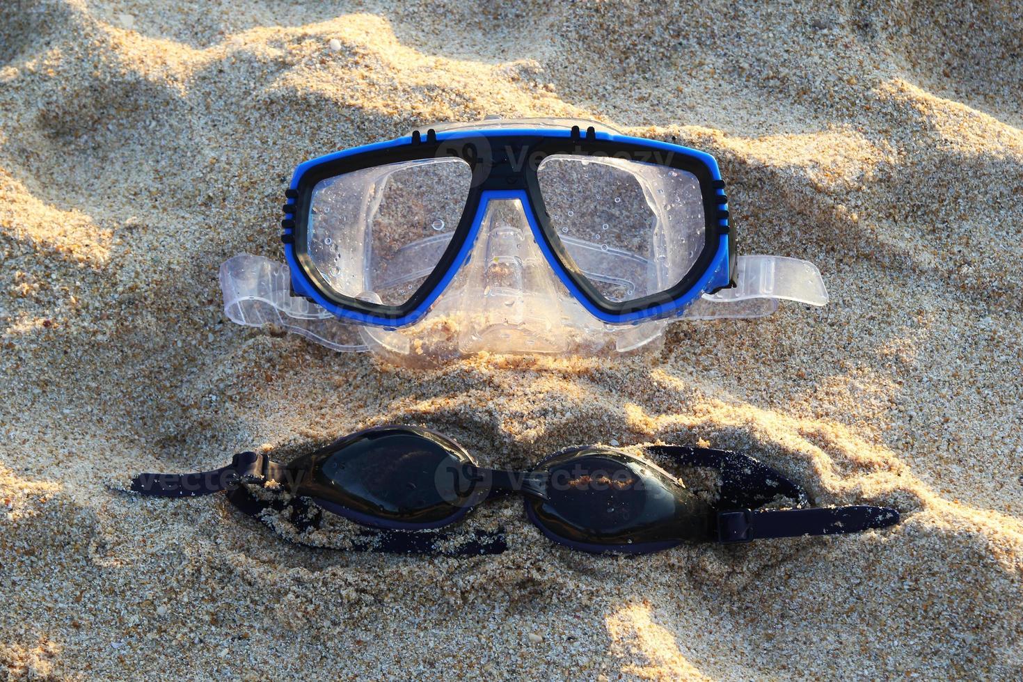 viajar para a ilha de phuket, tailândia. duas máscaras de natação na areia no tempo ensolarado. foto