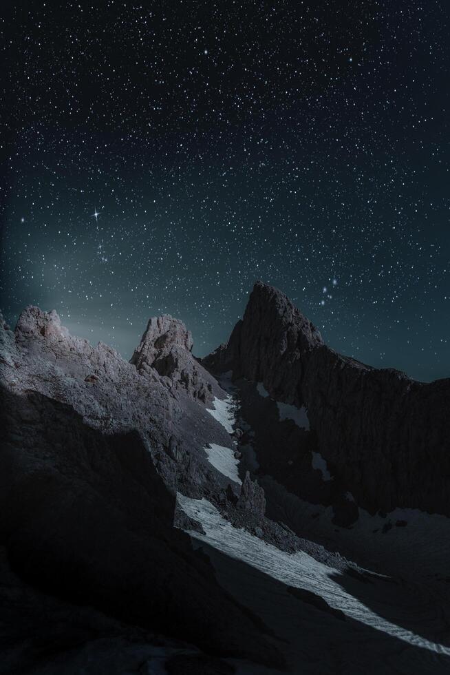 viajante turista fotógrafo em pé no topo verde na montanha, segurando na câmera fotográfica digital de mãos. alpinista tirando fotografia, garota aprecia a paisagem panorâmica da natureza em viagem foto