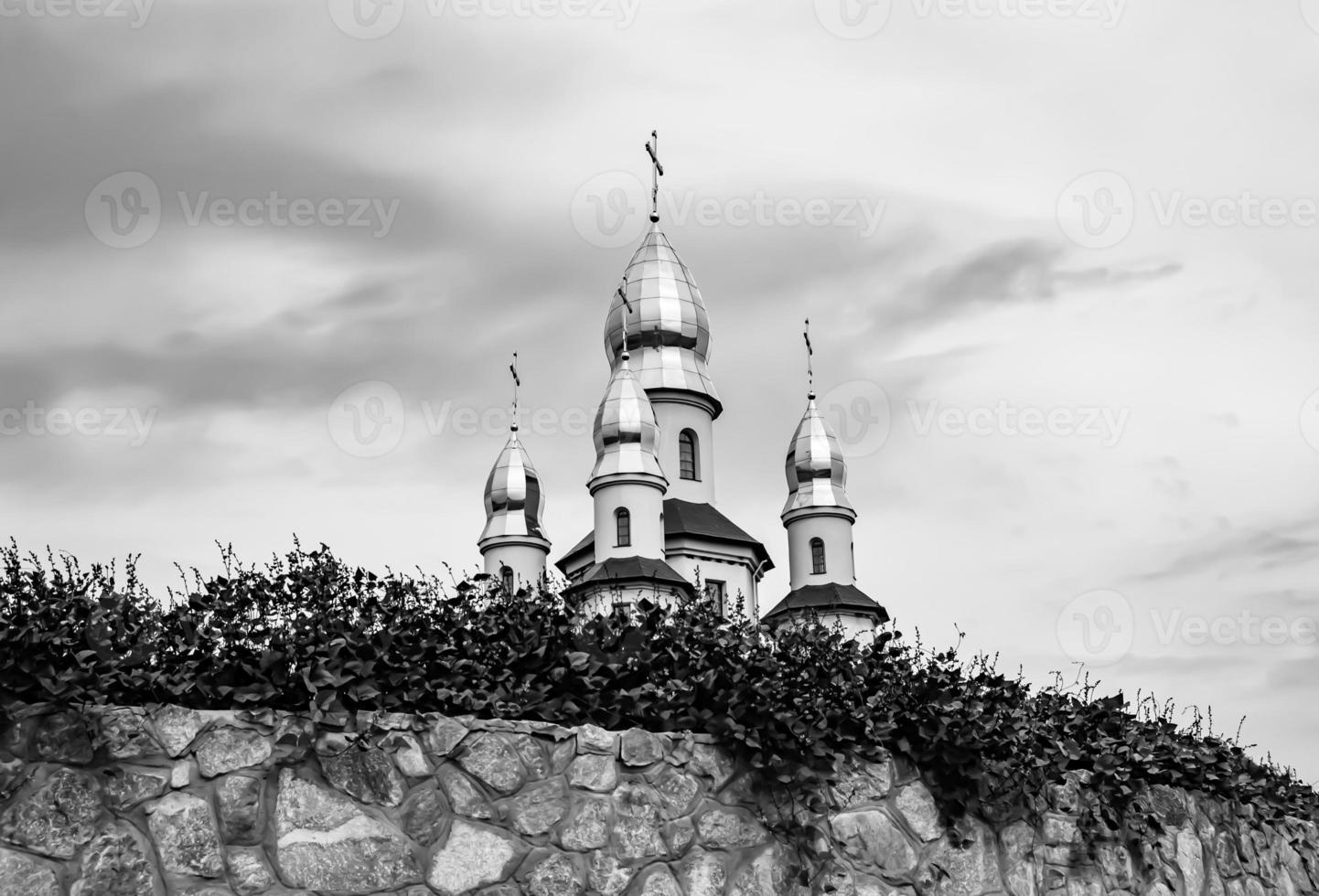 cruz de igreja cristã em torre alta para orações foto