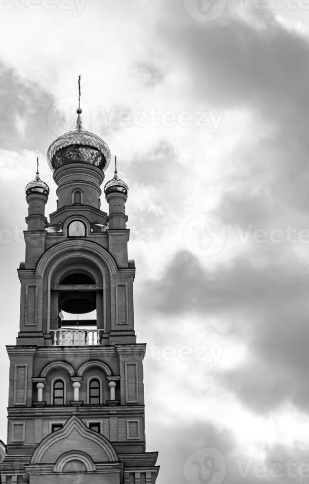 cruz de igreja cristã em torre alta para orações foto