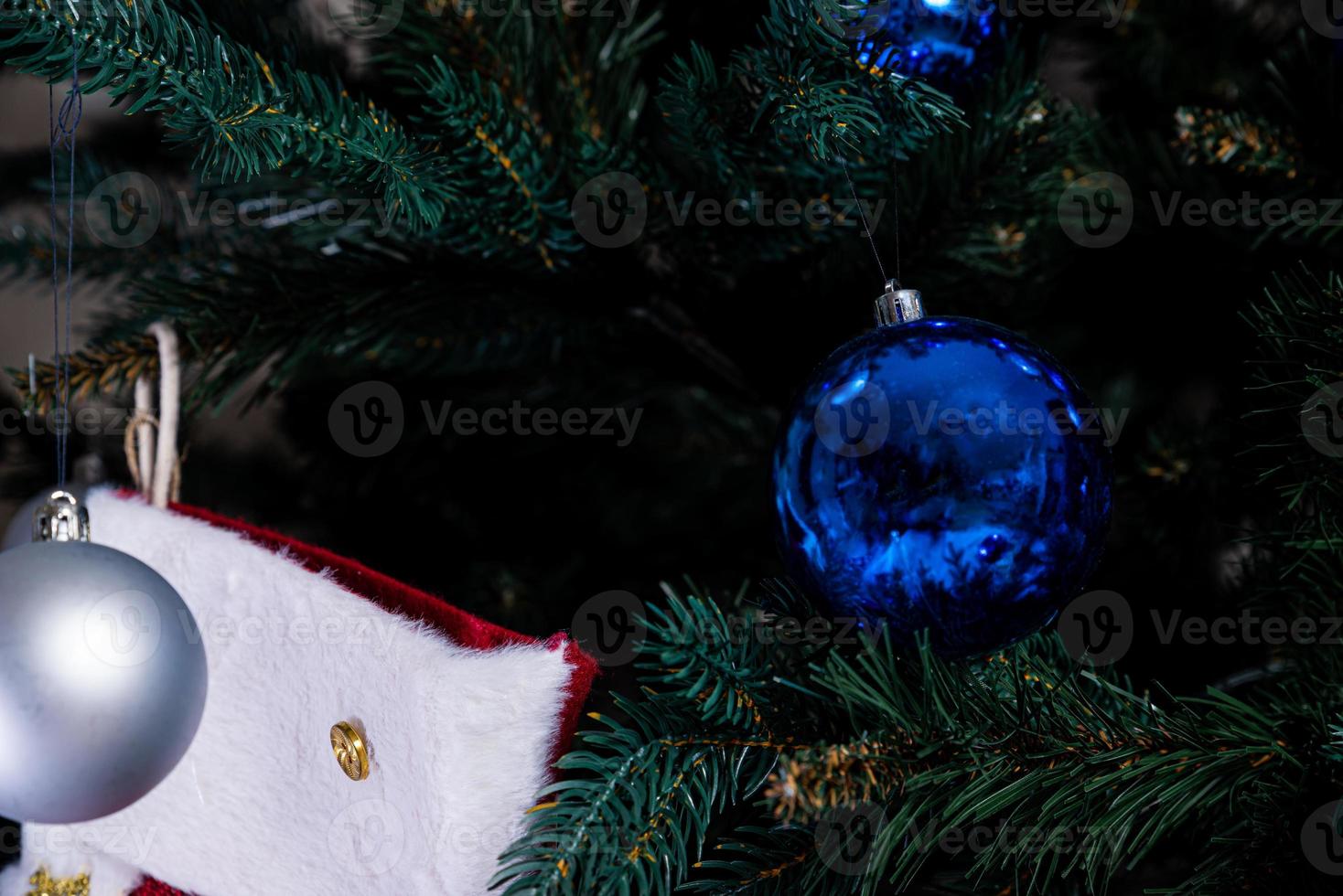 árvore de natal com bolas coloridas e caixas de presente sobre parede de  tijolos brancos com bolas azuis e brancas 15269978 Foto de stock no Vecteezy