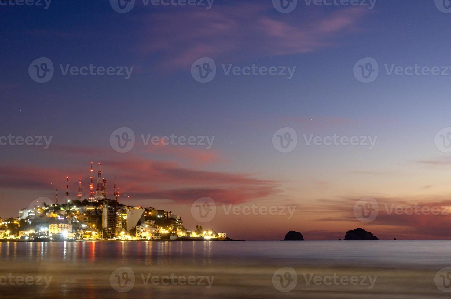 praia mazatlan sinaloa à noite com cidade luminosa ao fundo foto