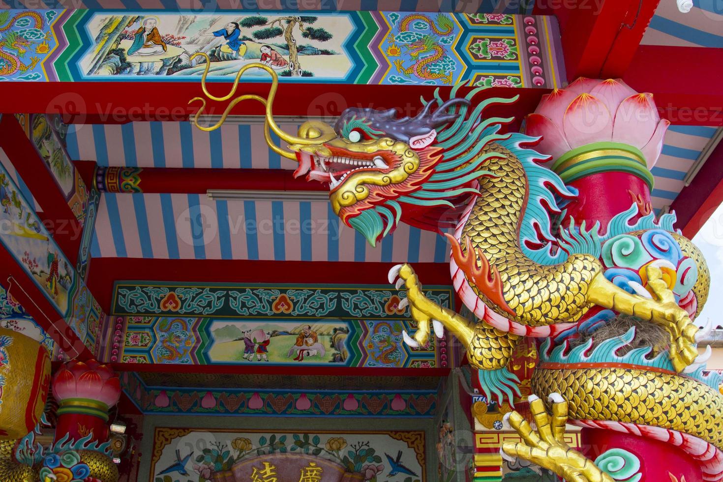 estátuas de dragão, uma criatura mítica na literatura chinesa, são frequentemente decoradas em templos e no telhado como belas esculturas e céus azuis. foto