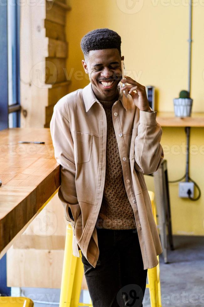 homem de negócios negro trabalhando foto