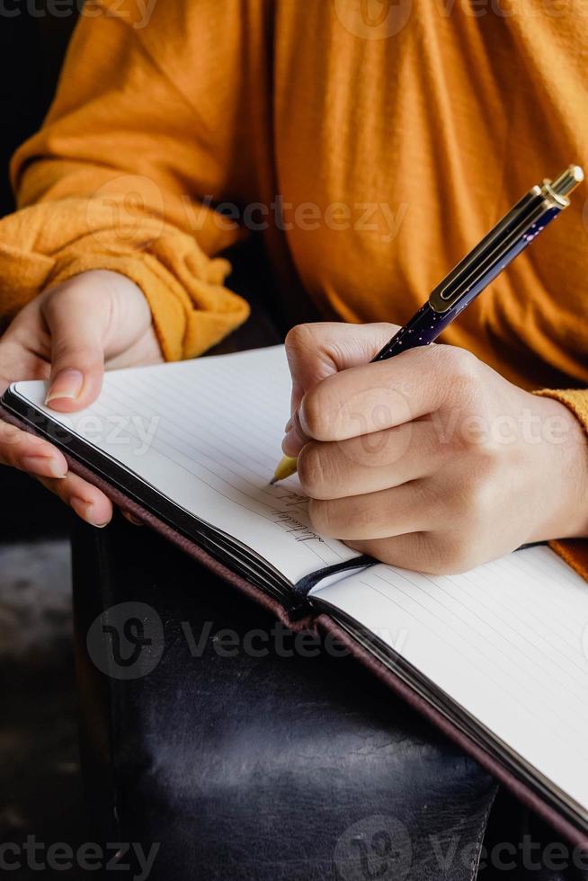 mulheres cristãs coloridas praticando sua fé foto