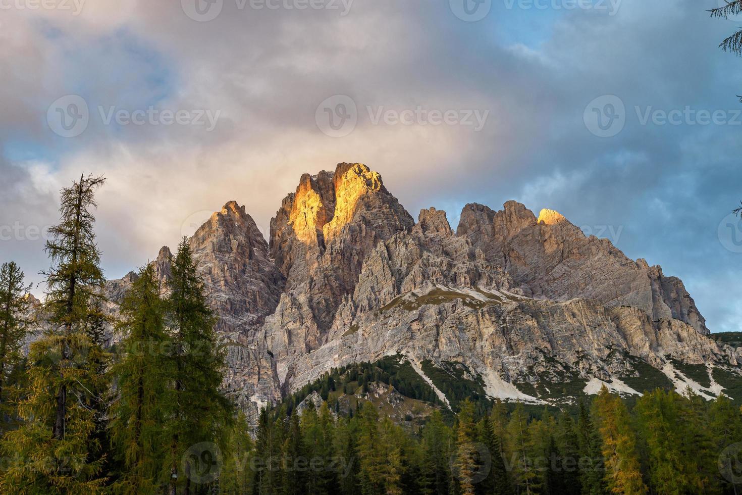 nascer do sol nas montanhas dolomitas, província de belluno, alpes dolomiti, itália foto