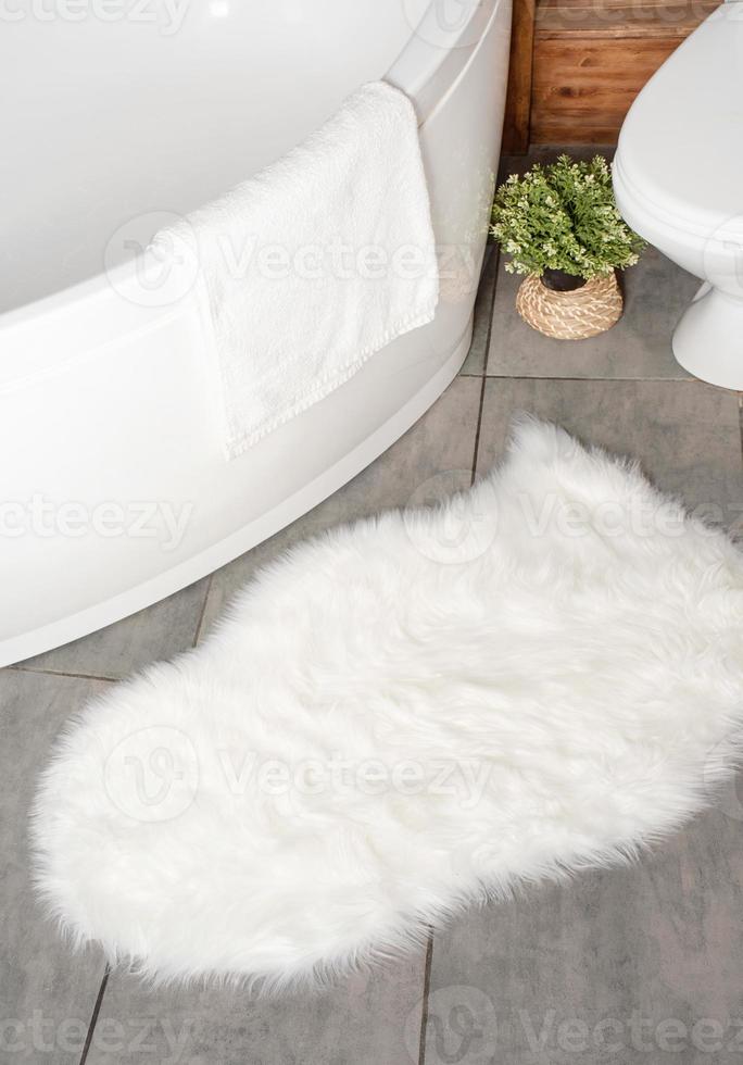 tapete branco fofo no banheiro comum, design de maquete foto
