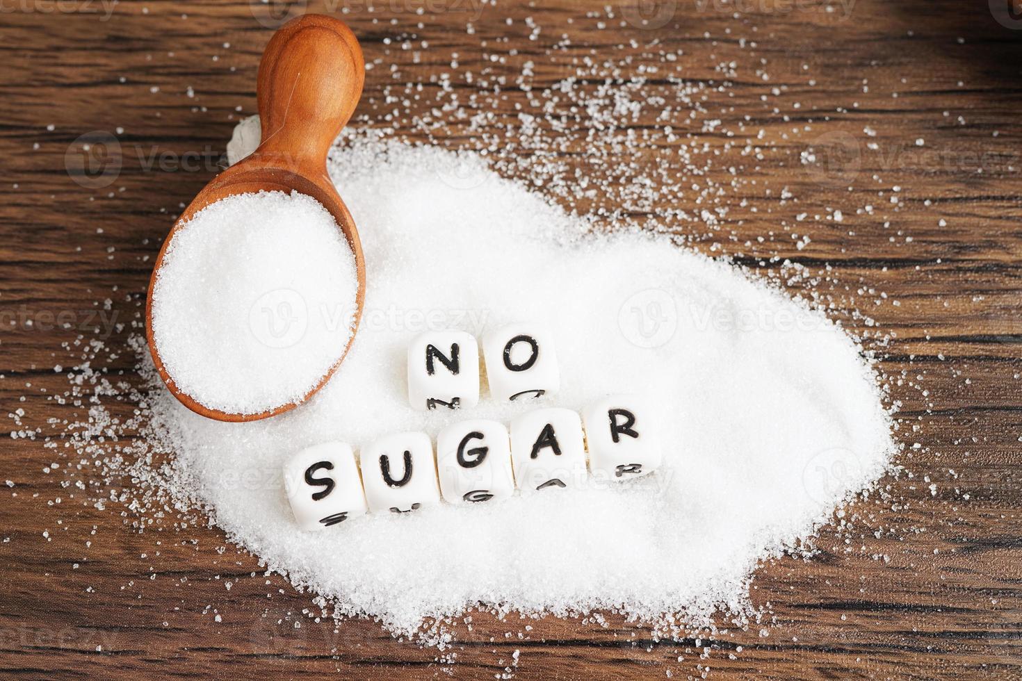 sem açúcar, açúcar granulado doce com texto, prevenção de diabetes, dieta e perda de peso para uma boa saúde. foto