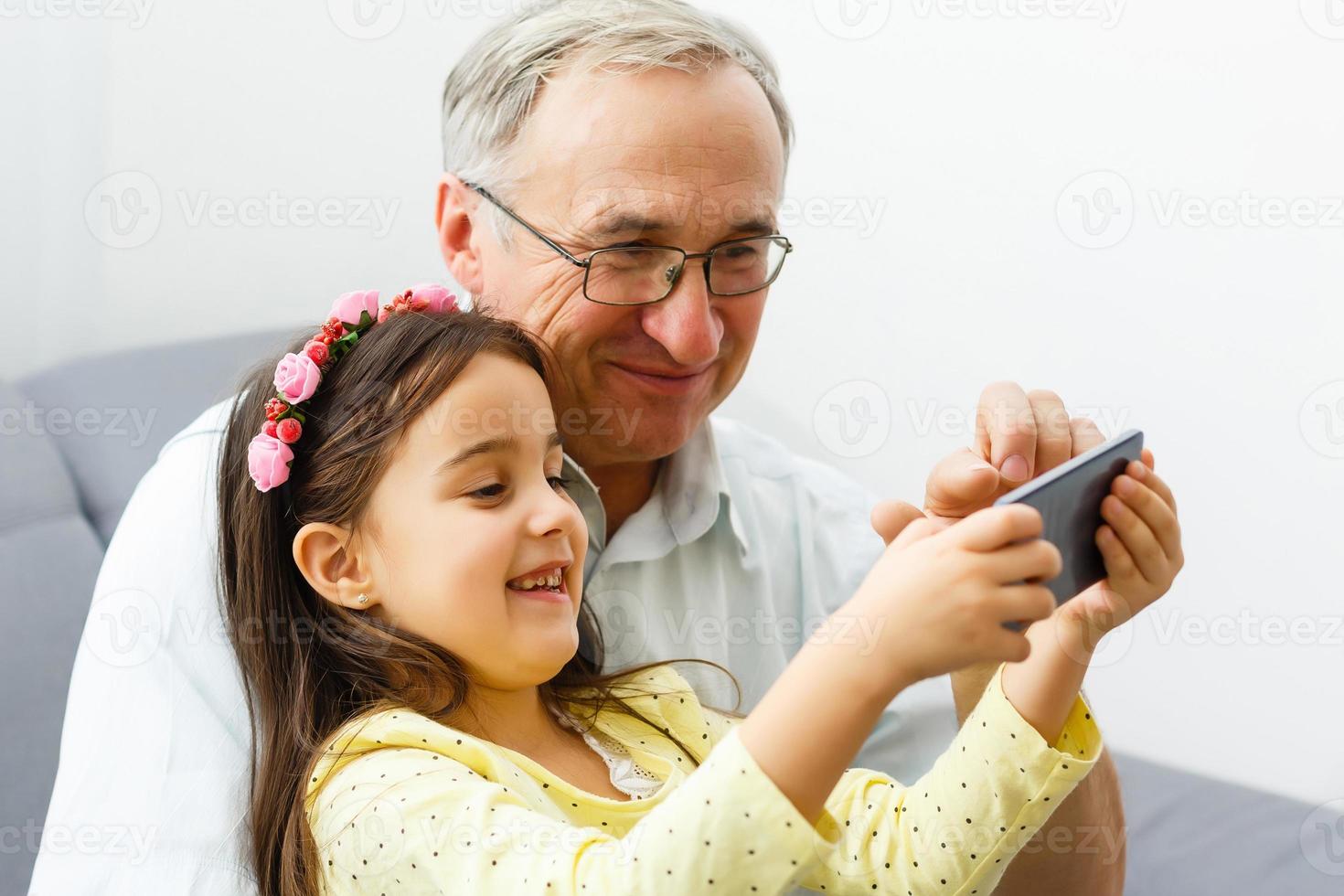 avô tirando uma selfie com sua neta foto