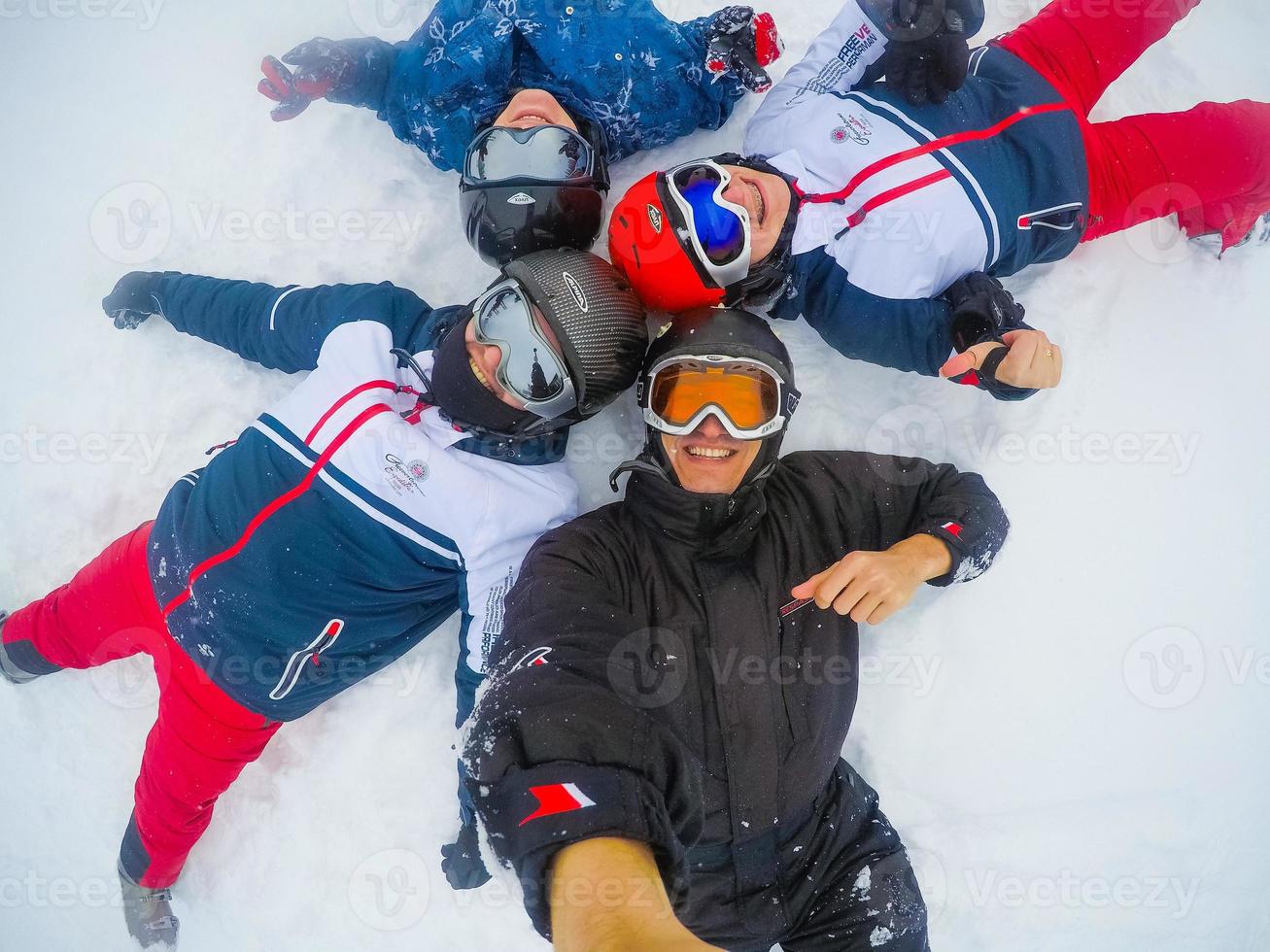 grupo de casais de meia-idade em férias de esqui nas montanhas foto