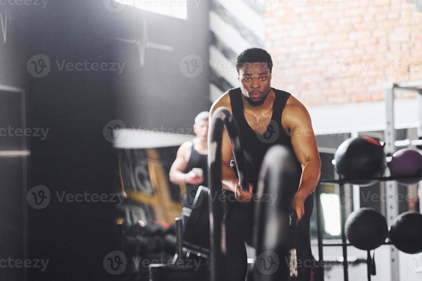 homem afro-americano forte em roupas esportivas tem dia de treino