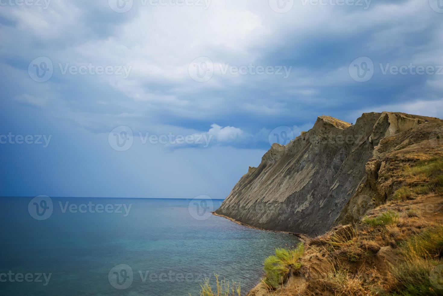 rochas e mar. foto