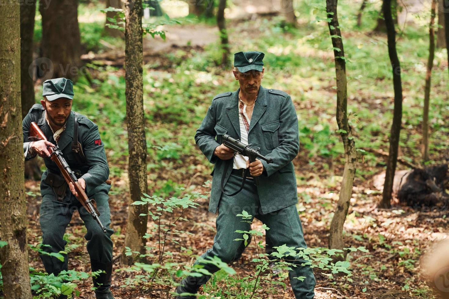 ternopil, ucrânia - junho de 2020, filmagem do filme do exército insurgente ucraniano. fotos dos bastidores. jovens e velhos soldados com armas estão atacando