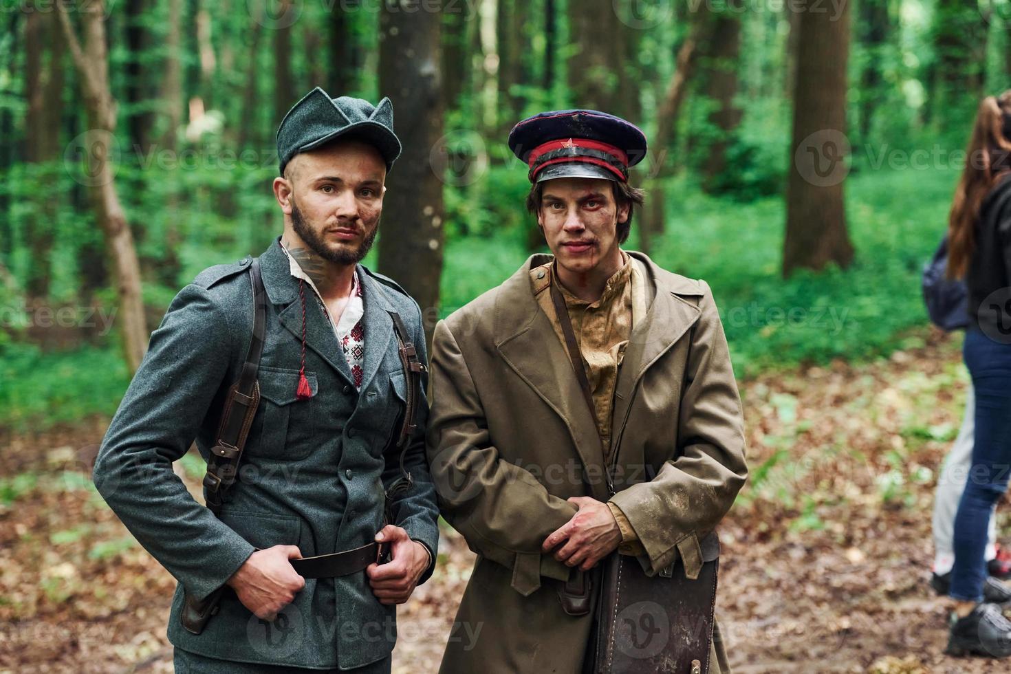 ternopil, ucrânia - junho de 2020, filmagem do filme do exército insurgente ucraniano. fotos dos bastidores. dois soldados inimigos posando para a câmera