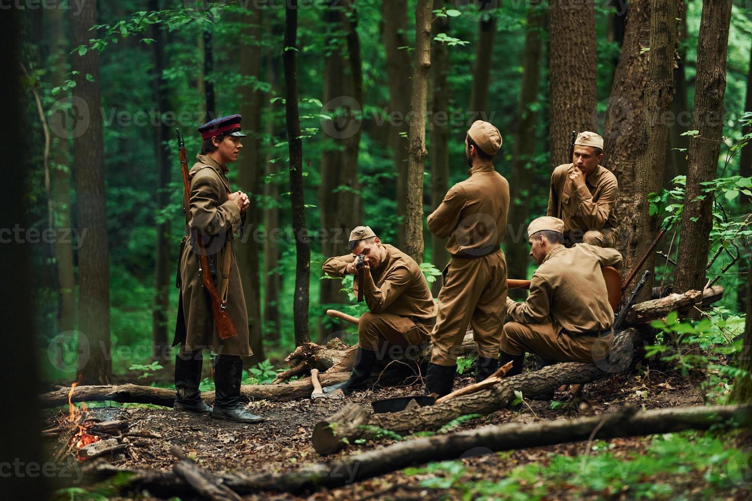 ternopil, ucrânia - junho de 2020, filmagem do filme do exército insurgente ucraniano. fotos dos bastidores. soldados descansando na floresta