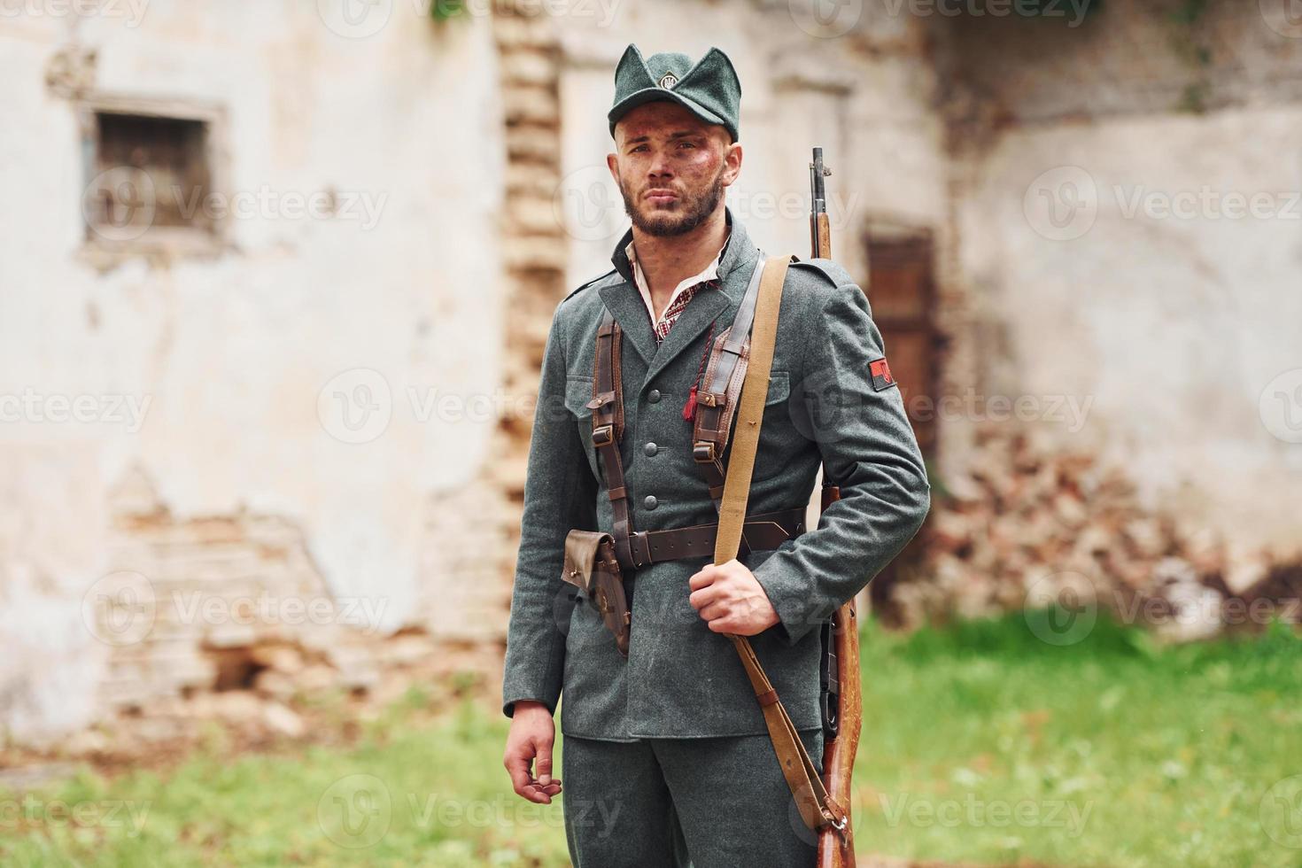 ternopil, ucrânia - junho de 2020, filmagem do filme do exército insurgente ucraniano. fotos dos bastidores. jovem soldado com arma