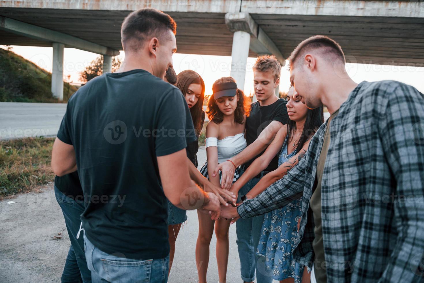 conversando e rindo. grupo de jovens amigos alegres se divertindo juntos. festa ao ar livre foto