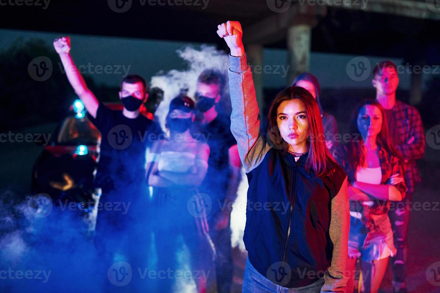 fumaça, punhos, polícia. grupo de jovens protestantes que estão juntos. ativista pelos direitos humanos ou contra o governo foto