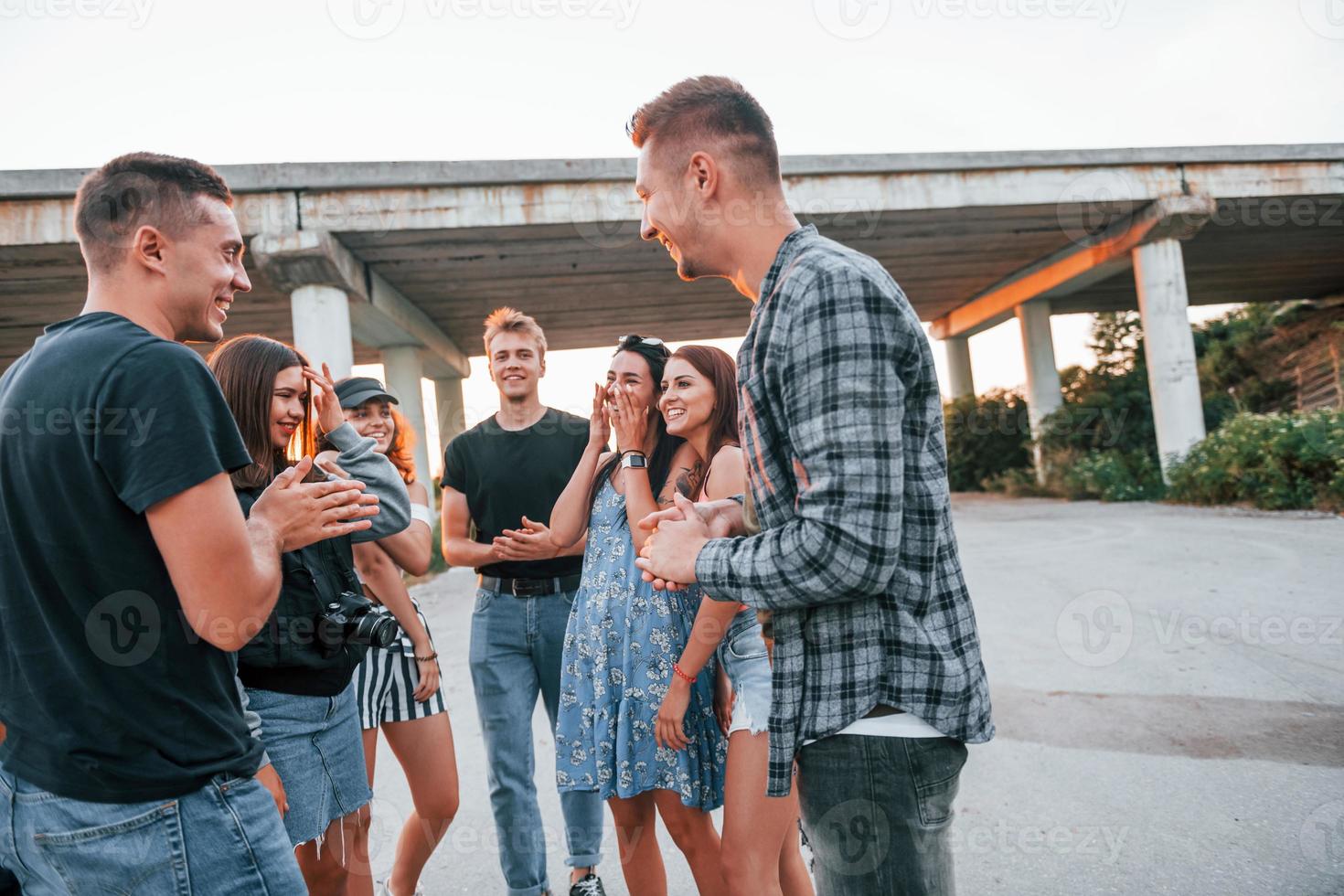 conversando e rindo. grupo de jovens amigos alegres se divertindo juntos. festa ao ar livre foto