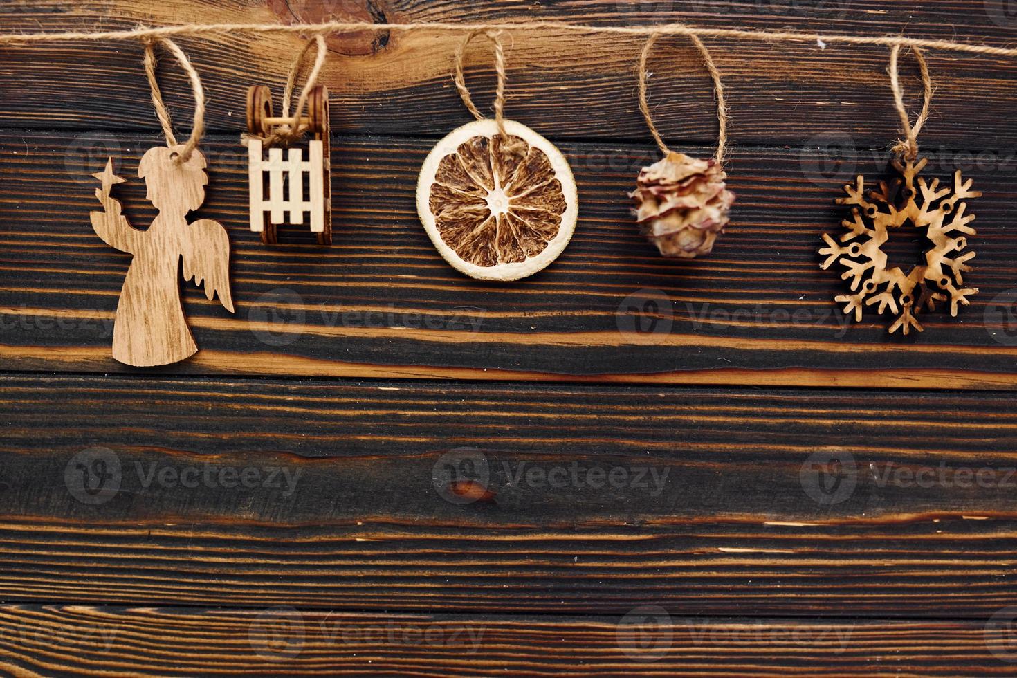 brinquedos de madeira. vista superior da textura festiva de natal com decorações de ano novo foto