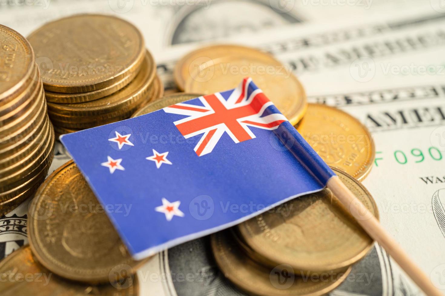 pilha de dinheiro de moedas com a bandeira da nova zelândia, conceito bancário de finanças. bandeira. foto