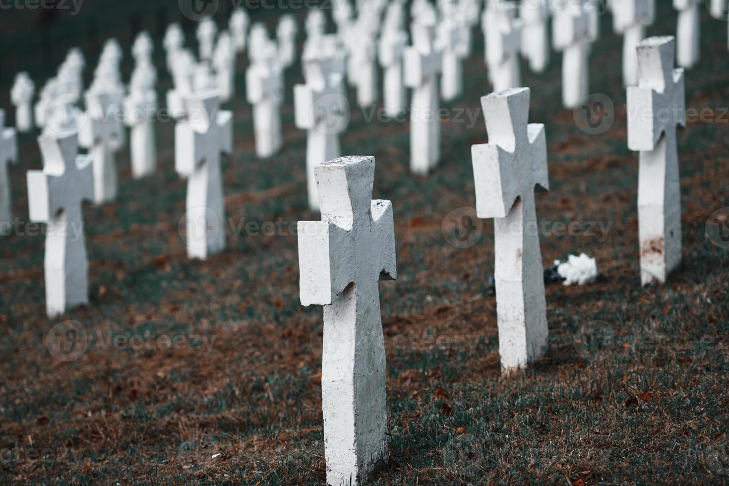 cemitério com muitas cruzes memoriais brancas de pessoas não identificadas. concepção da morte foto