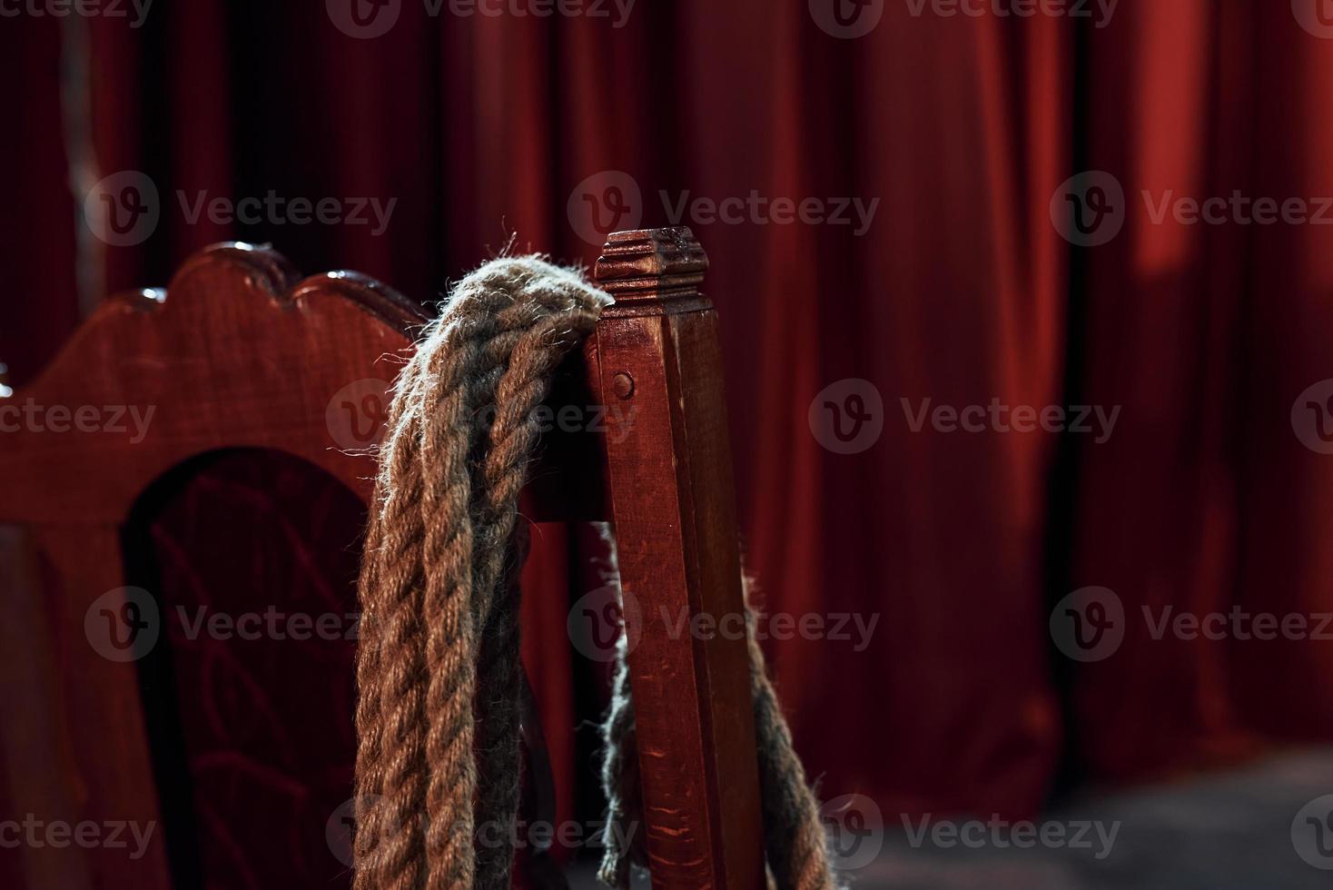 visão aproximada do nó pendurado na cadeira vermelha no palco do teatro foto