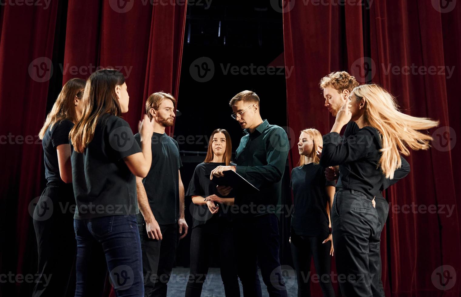 grupo de atores em roupas de cor escura no ensaio no teatro foto