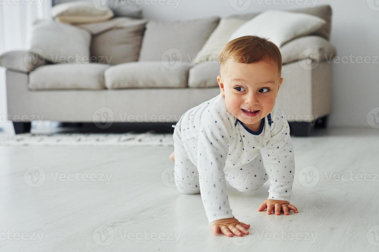 menino alegre se divertir. interior e design do lindo quarto moderno durante o dia foto