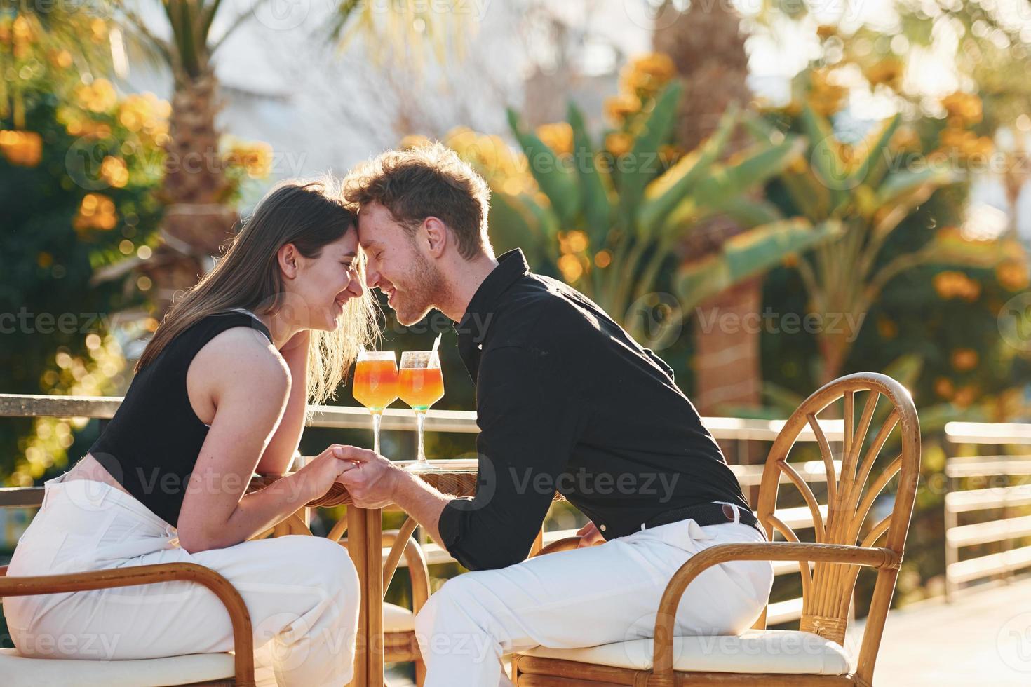 proximidade das pessoas. casal jovem feliz está junto em suas férias. ao ar livre durante o dia ensolarado foto