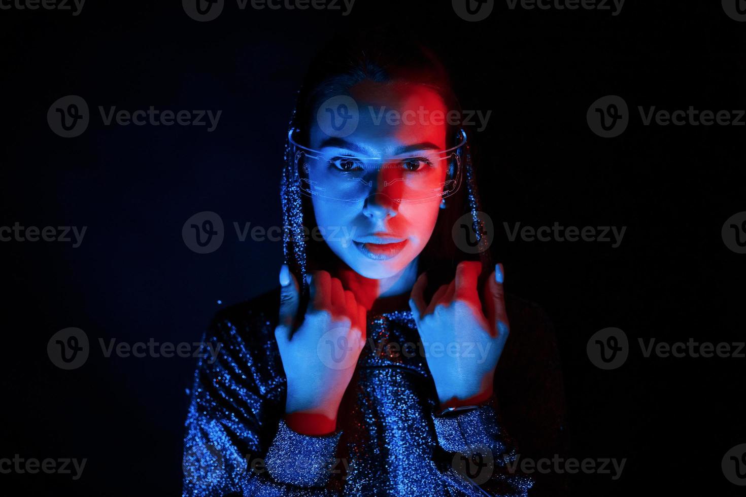 retrato de jovem que está de óculos em iluminação neon azul foto