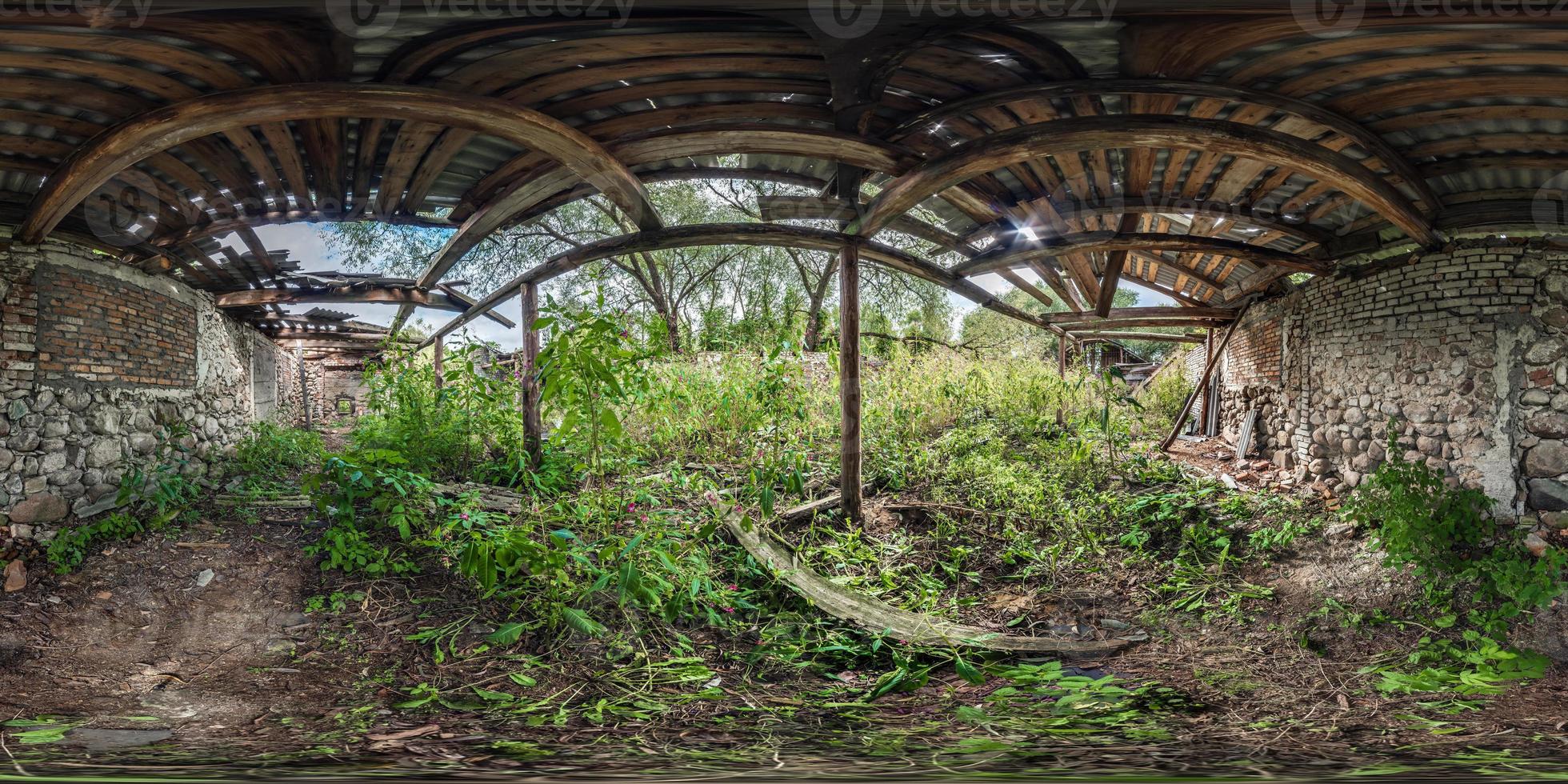 Panorama de 360 hdr dentro de um hangar de madeira arbustivo abandonado em ruínas ou prédio antigo em panorama hdri esférico completo e sem costura em projeção equiretangular, conteúdo de realidade virtual ar vr foto