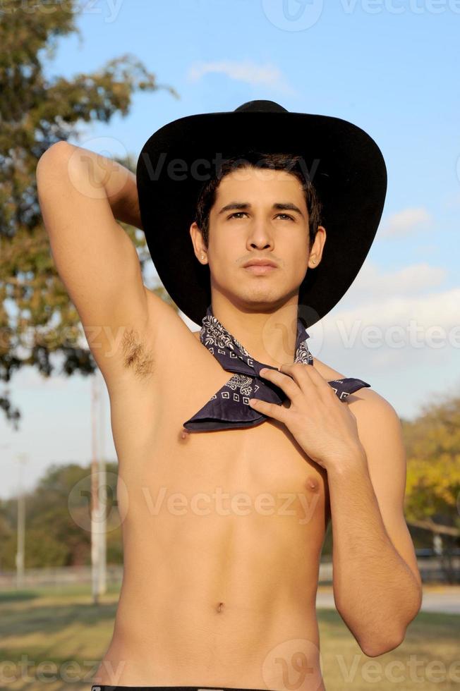 sexy cowboy sem camisa e com chapéu de cowboy preto. foto