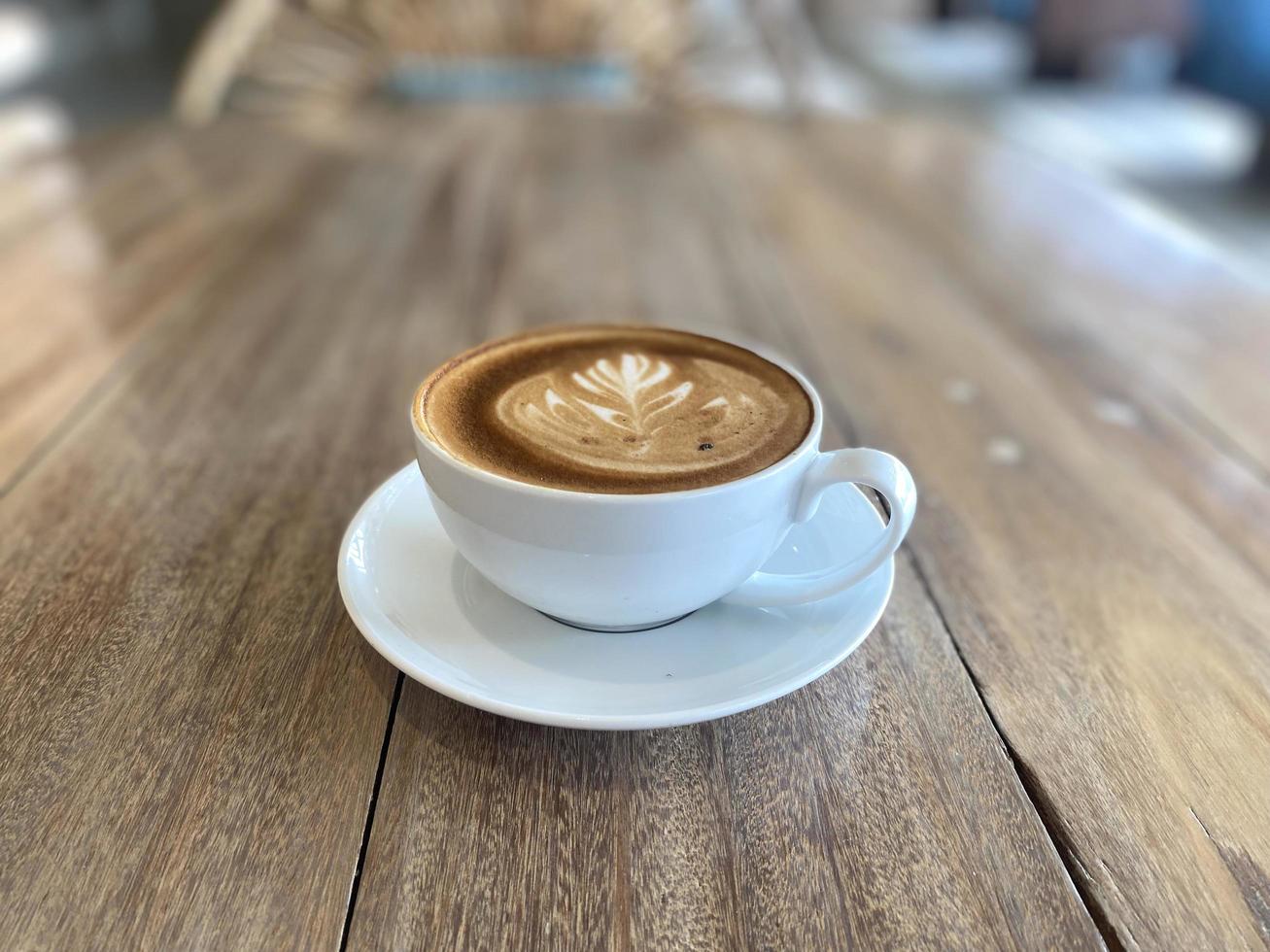 xícara de café quente na mesa foto