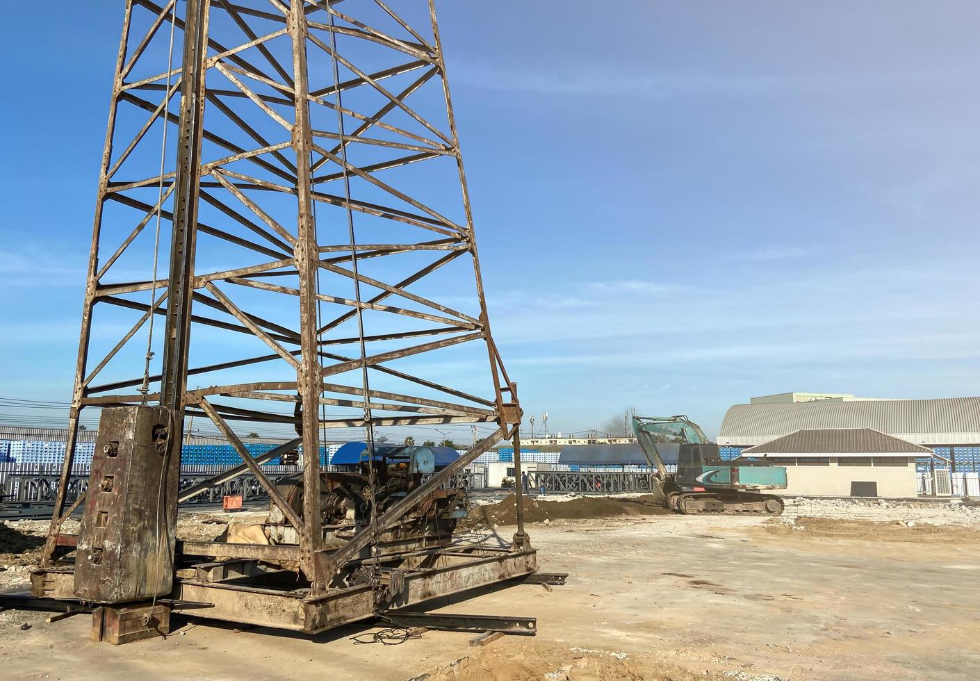 guindaste no canteiro de obras da fábrica foto